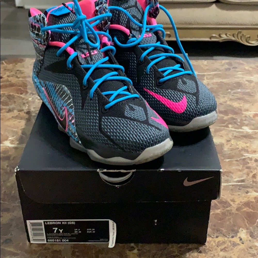 Lebron XII (GS) Size:7Y fits a Woman 8.5 as well